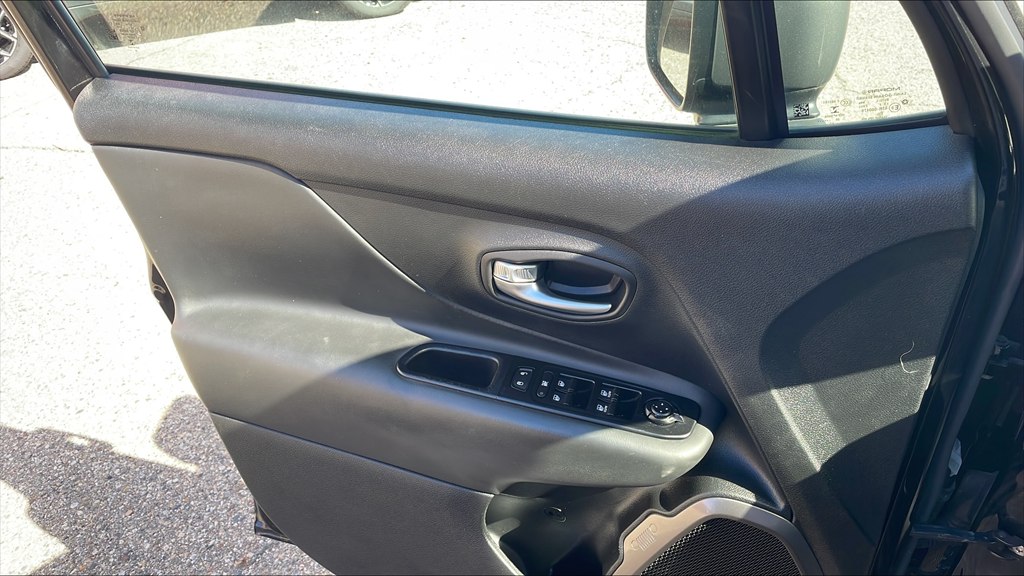 Photo 19 of this JEEP RENEGADE