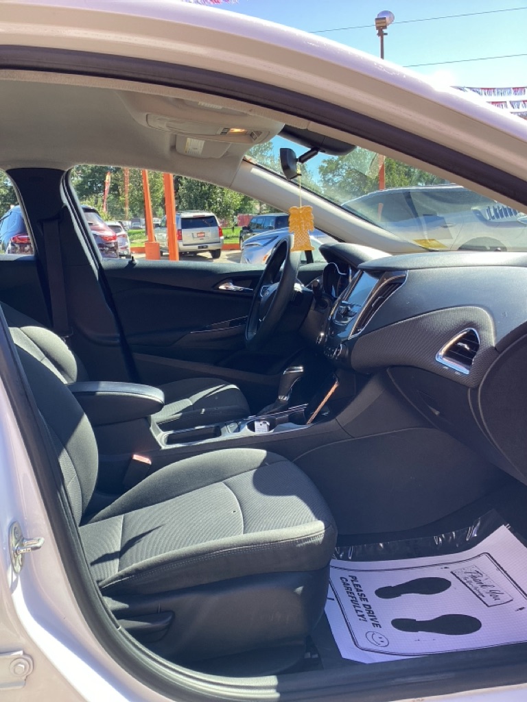 Photo 16 of this CHEVROLET CRUZE