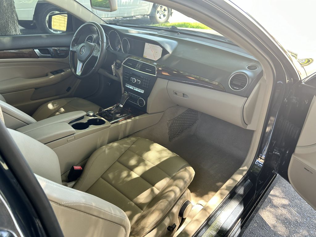 Photo 29 of this MERCEDES-BENZ C-CLASS