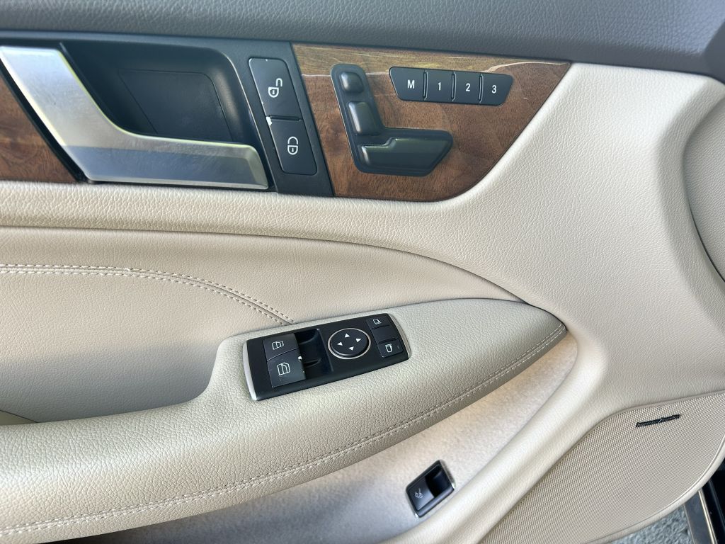 Photo 36 of this MERCEDES-BENZ C-CLASS