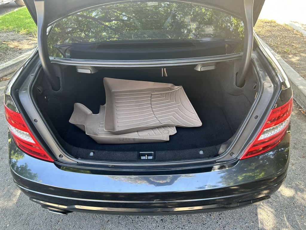 Photo 37 of this MERCEDES-BENZ C-CLASS