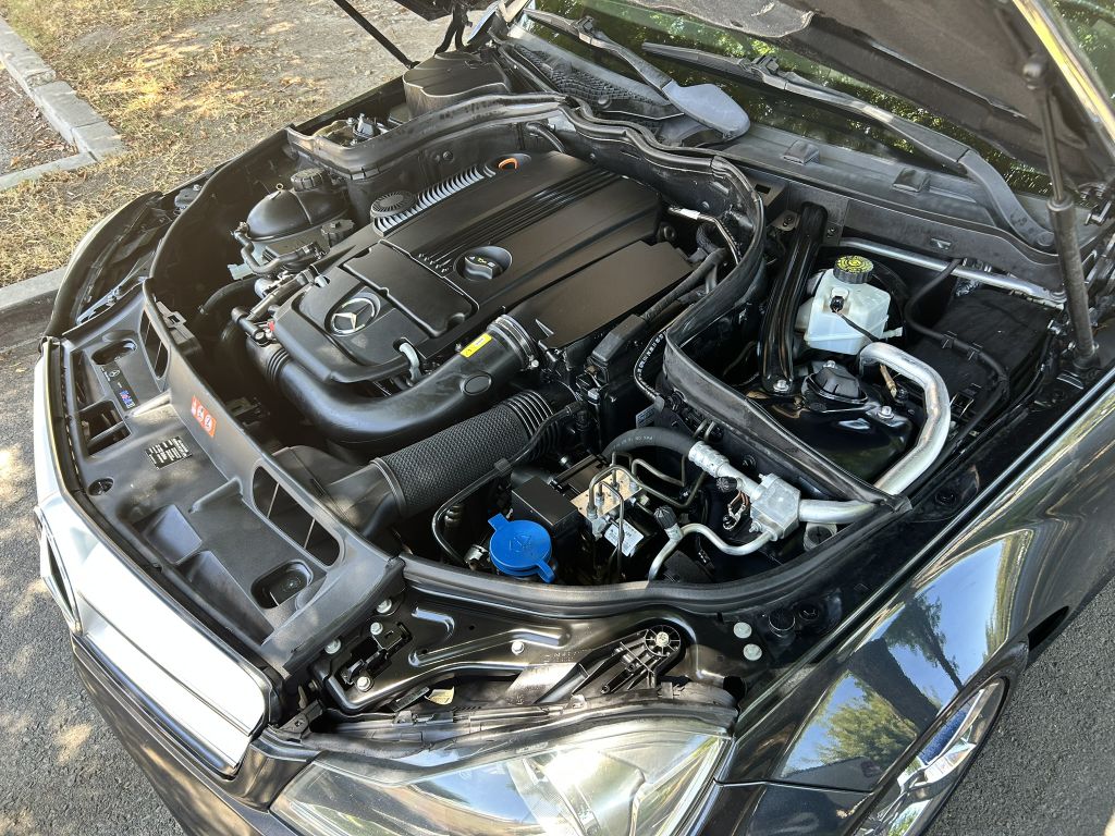Photo 38 of this MERCEDES-BENZ C-CLASS