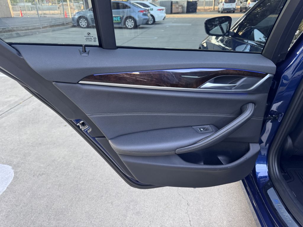 Photo 41 of this BMW 530E