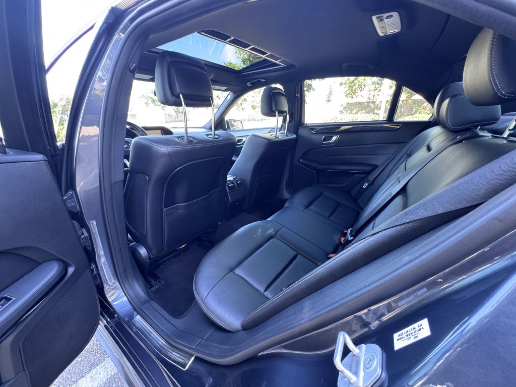 Photo 15 of this MERCEDES-BENZ E-CLASS
