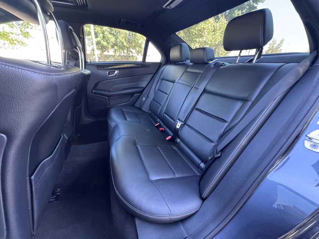 Photo 16 of this MERCEDES-BENZ E-CLASS