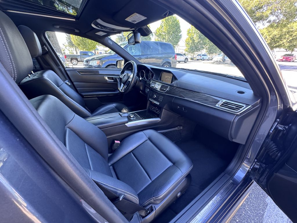 Photo 19 of this MERCEDES-BENZ E-CLASS