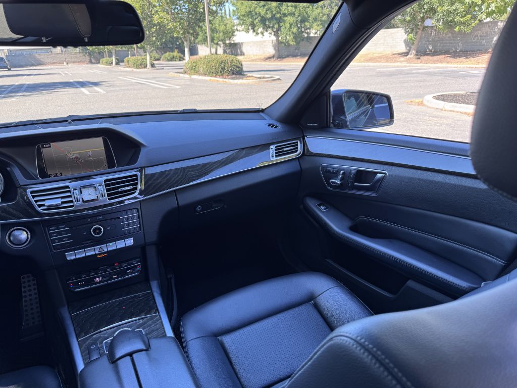 Photo 22 of this MERCEDES-BENZ E-CLASS