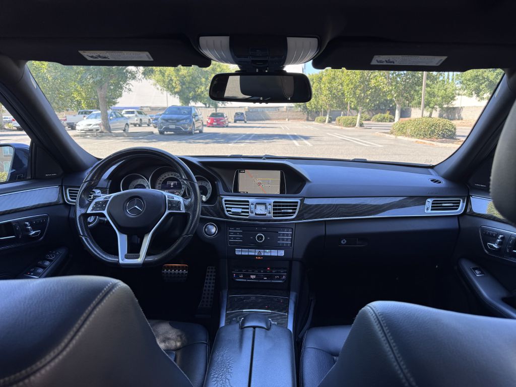 Photo 23 of this MERCEDES-BENZ E-CLASS