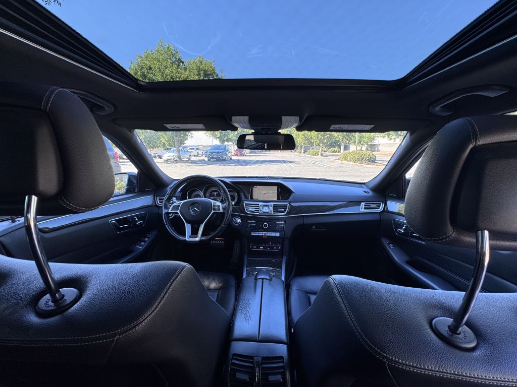 Photo 24 of this MERCEDES-BENZ E-CLASS