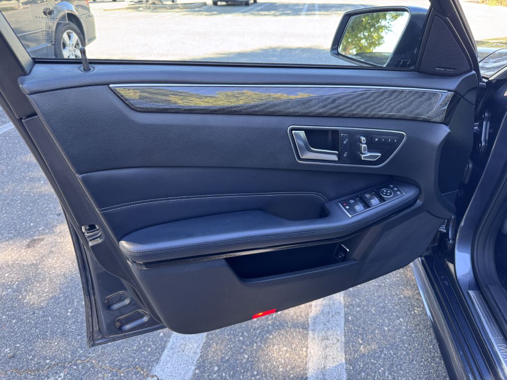 Photo 29 of this MERCEDES-BENZ E-CLASS