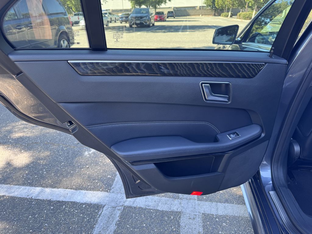 Photo 30 of this MERCEDES-BENZ E-CLASS
