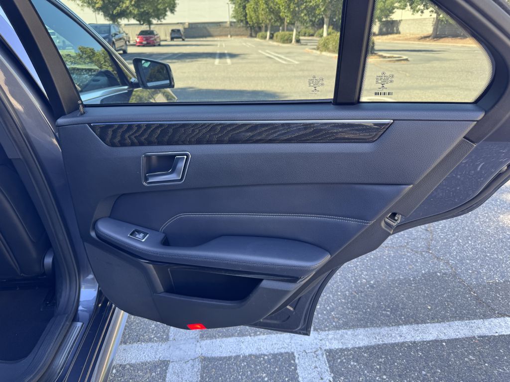 Photo 31 of this MERCEDES-BENZ E-CLASS