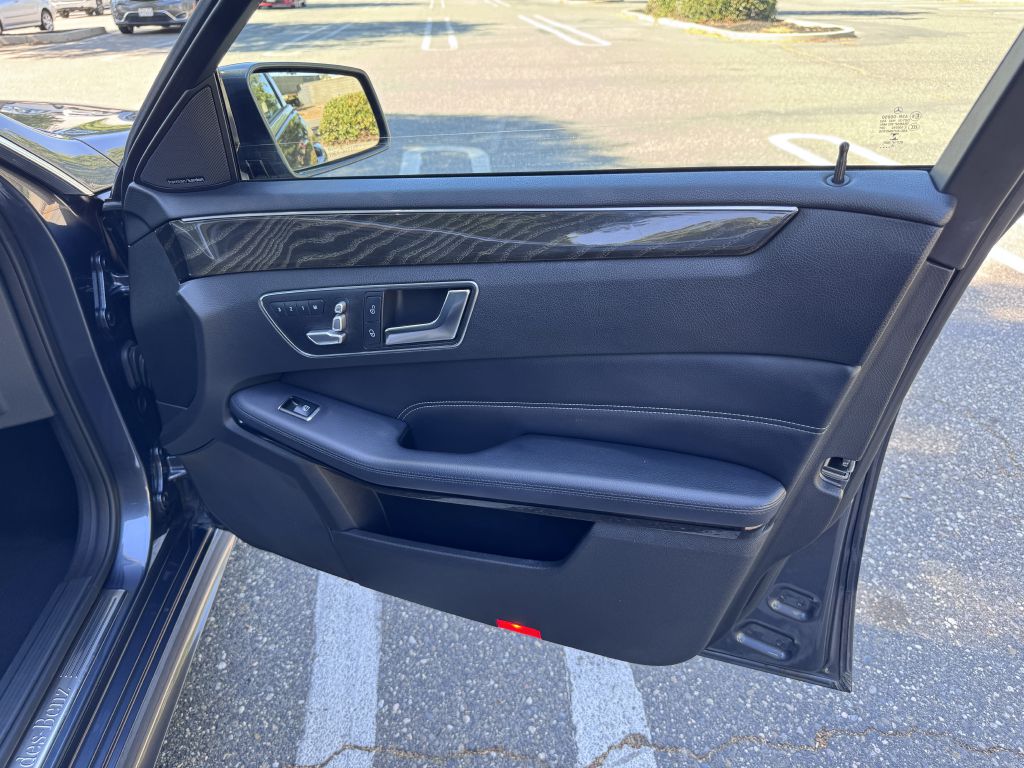 Photo 32 of this MERCEDES-BENZ E-CLASS