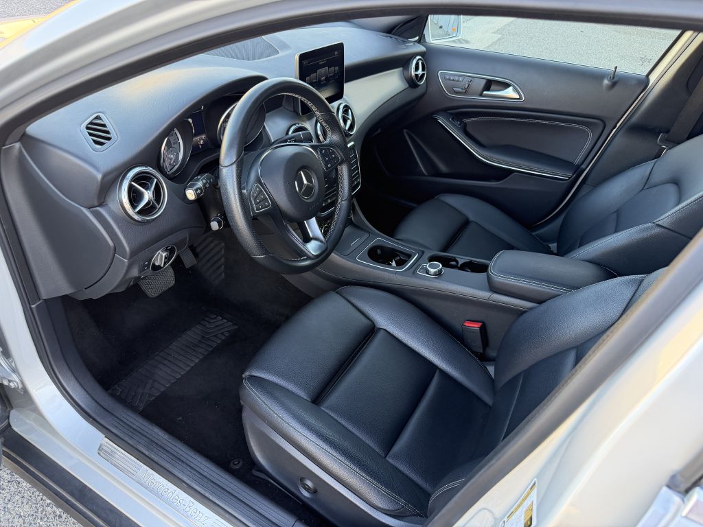 Photo 17 of this MERCEDES-BENZ GLA