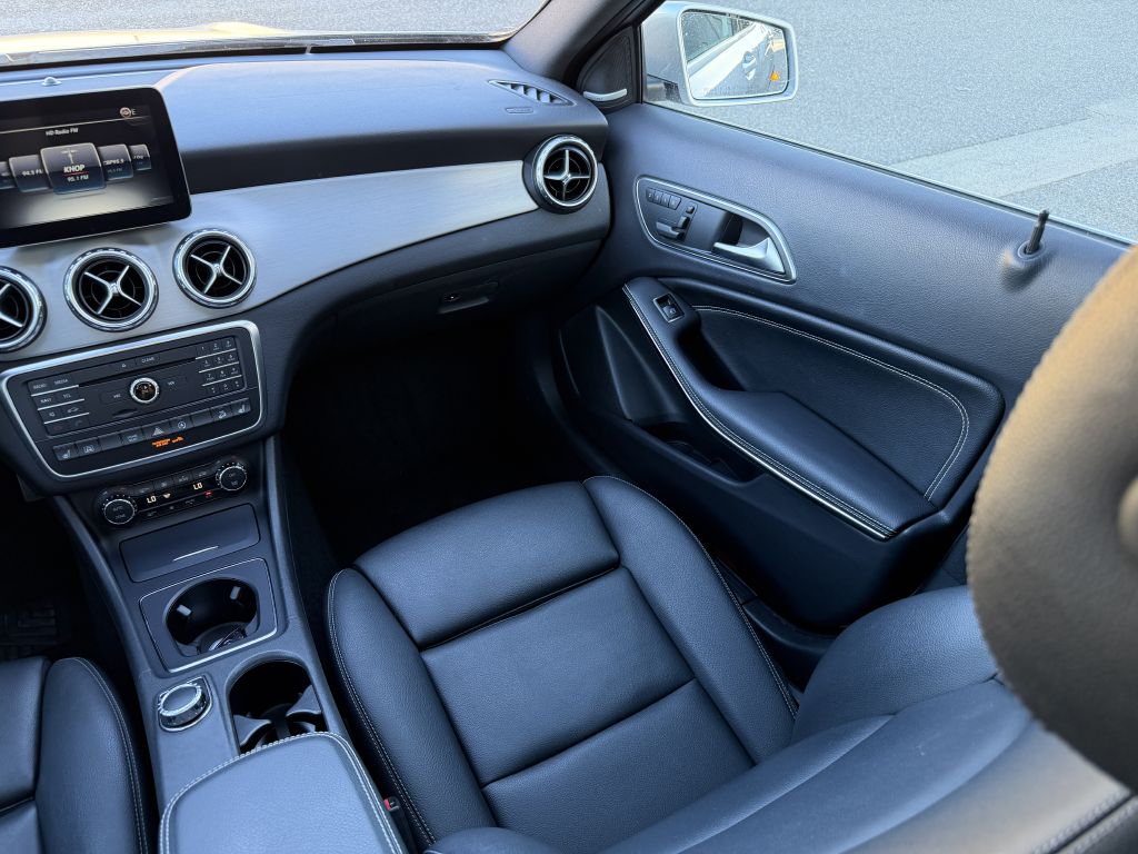 Photo 26 of this MERCEDES-BENZ GLA