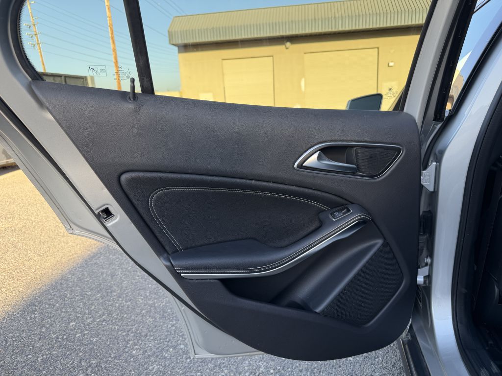 Photo 32 of this MERCEDES-BENZ GLA