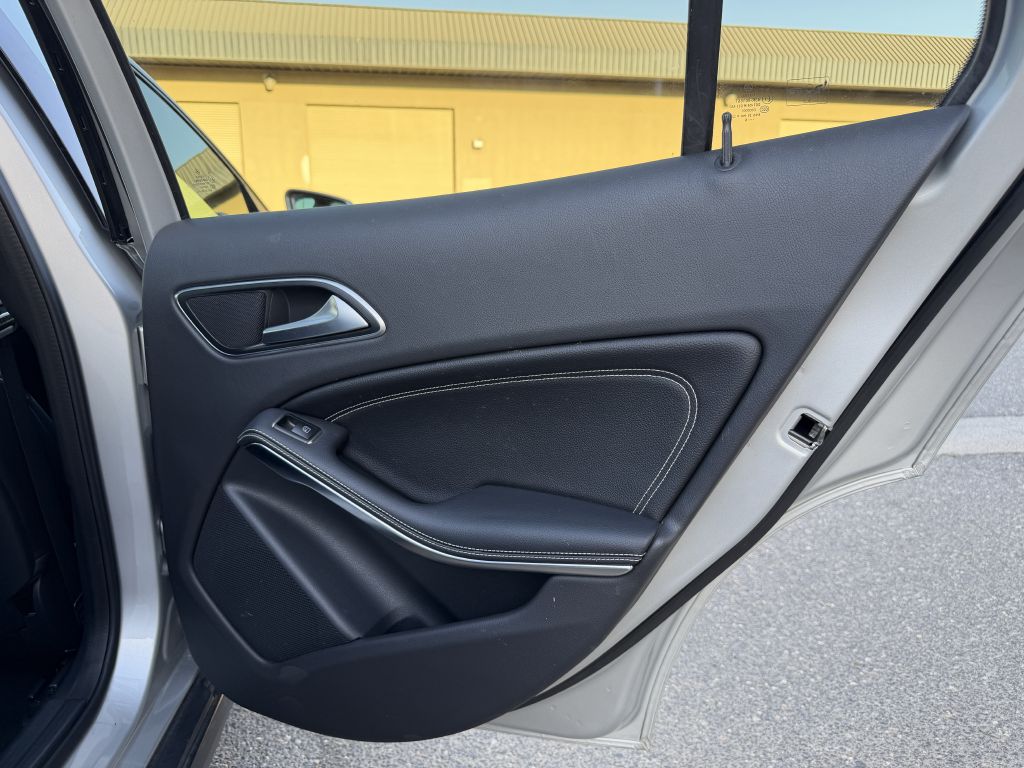 Photo 33 of this MERCEDES-BENZ GLA