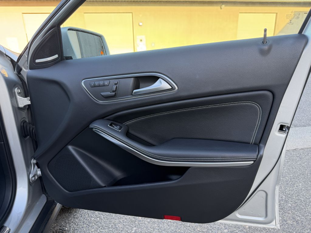 Photo 34 of this MERCEDES-BENZ GLA