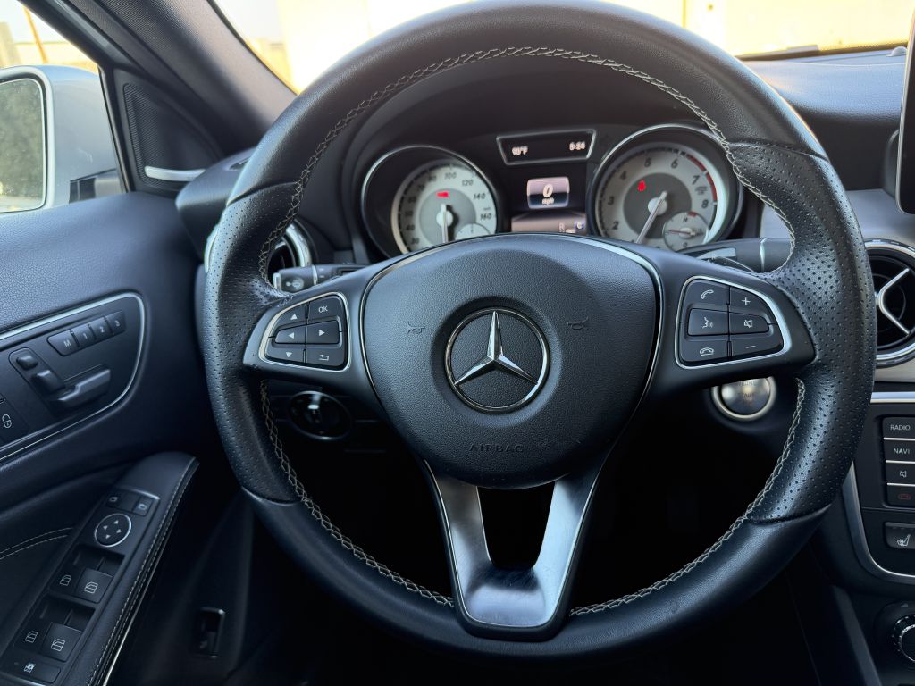 Photo 38 of this MERCEDES-BENZ GLA