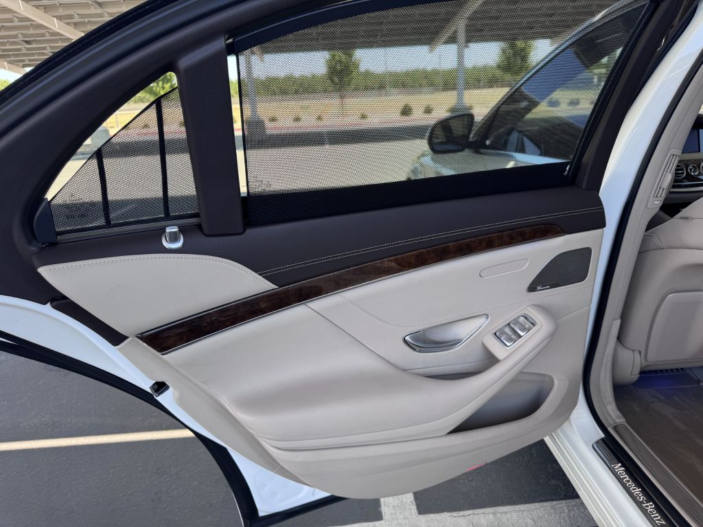 Photo 30 of this MERCEDES-BENZ S-CLASS