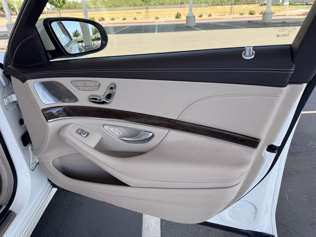 Photo 31 of this MERCEDES-BENZ S-CLASS