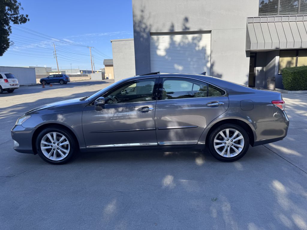 Photo 2 of this LEXUS ES
