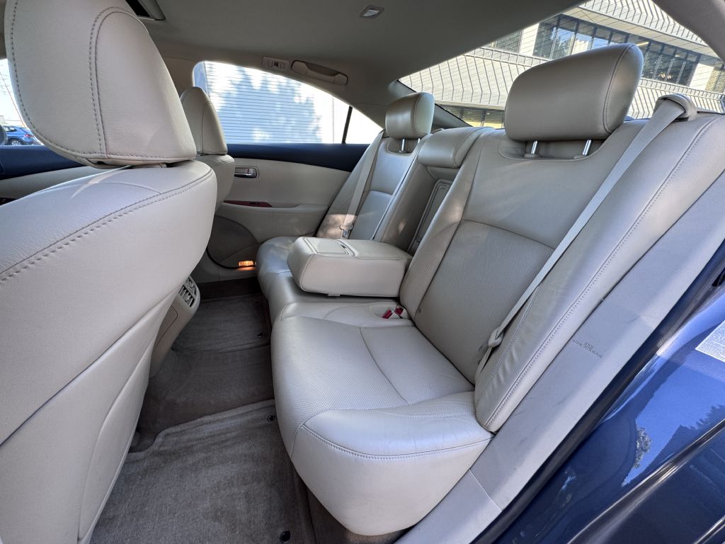 Photo 18 of this LEXUS ES