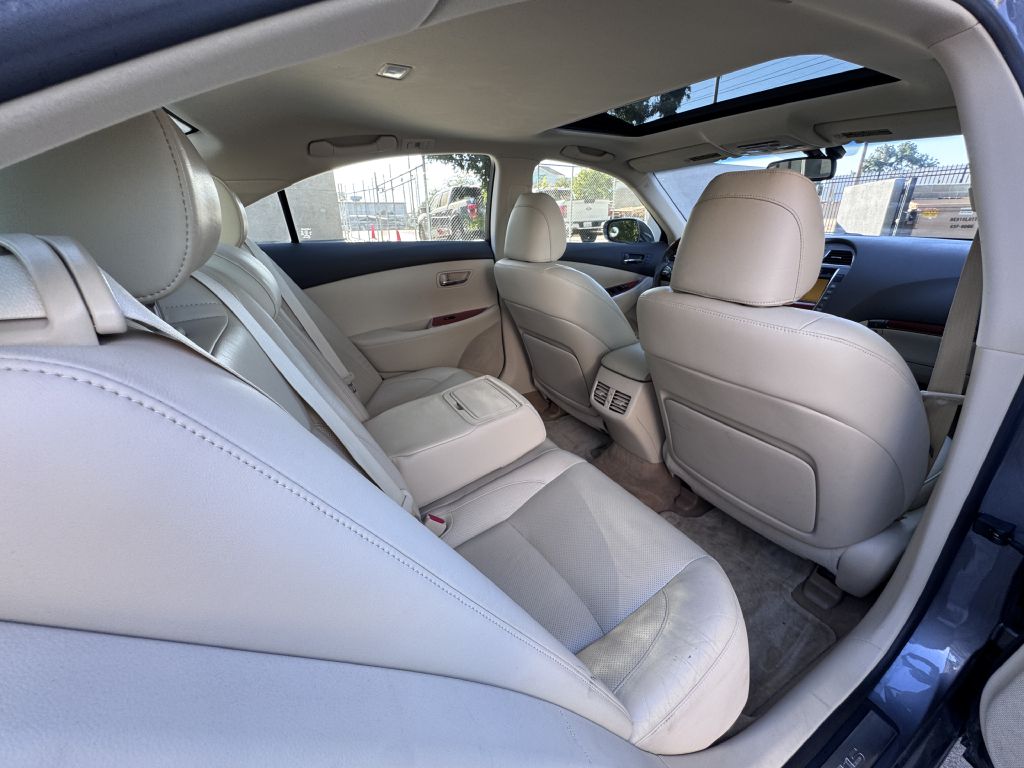 Photo 19 of this LEXUS ES