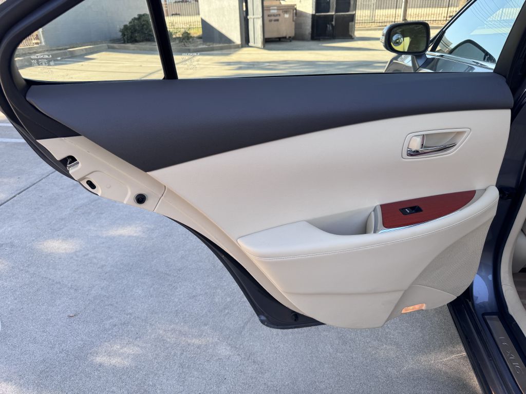 Photo 42 of this LEXUS ES