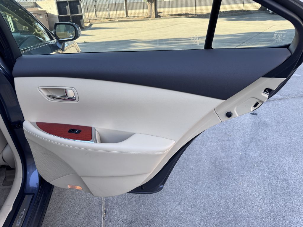 Photo 43 of this LEXUS ES
