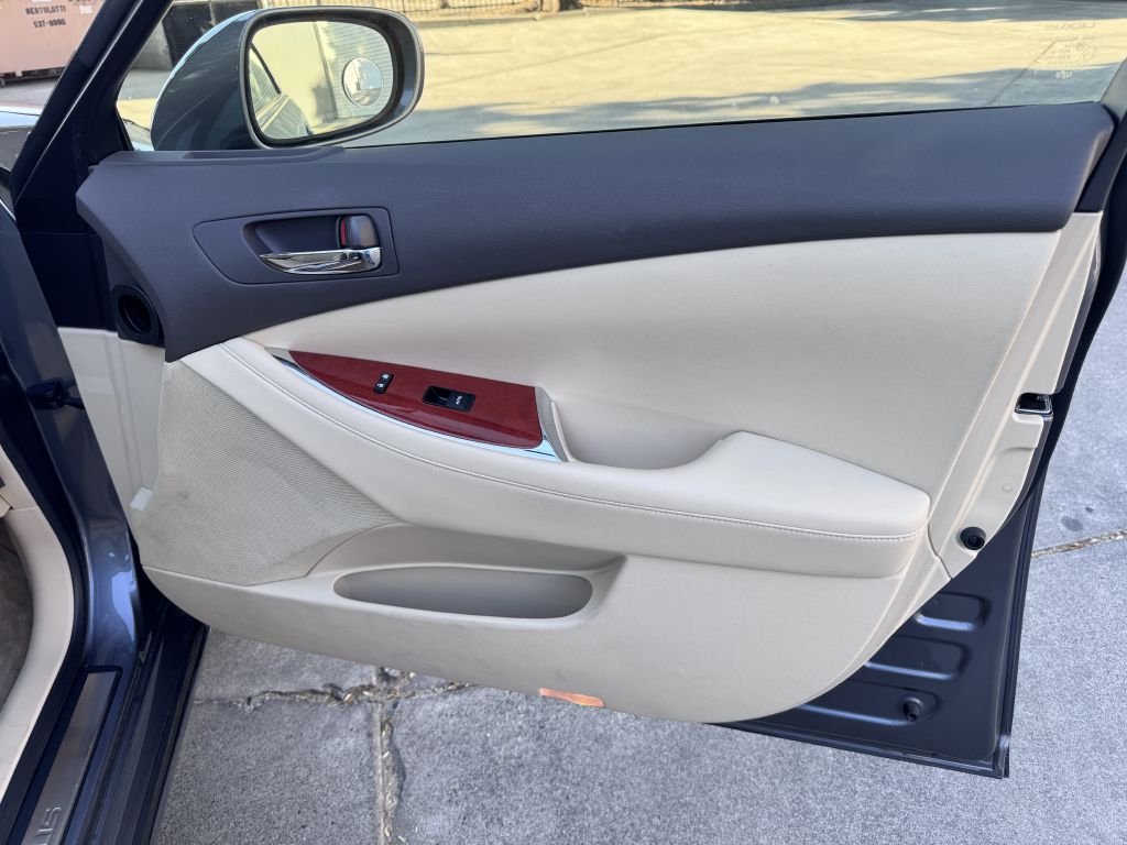 Photo 44 of this LEXUS ES