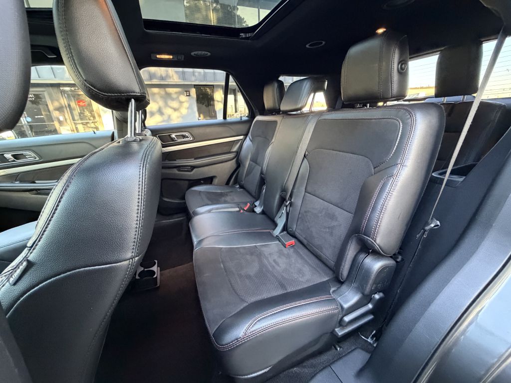 Photo 18 of this FORD EXPLORER