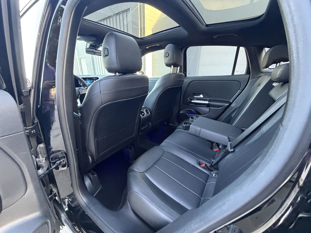 Photo 17 of this MERCEDES-BENZ GLA