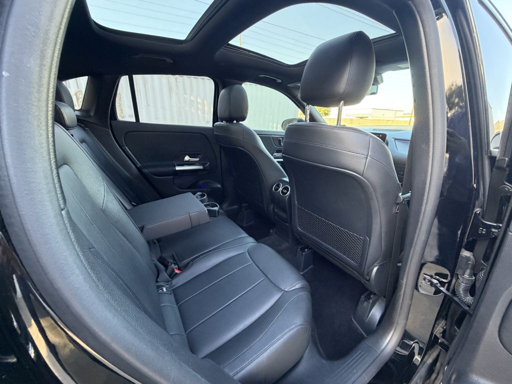 Photo 19 of this MERCEDES-BENZ GLA
