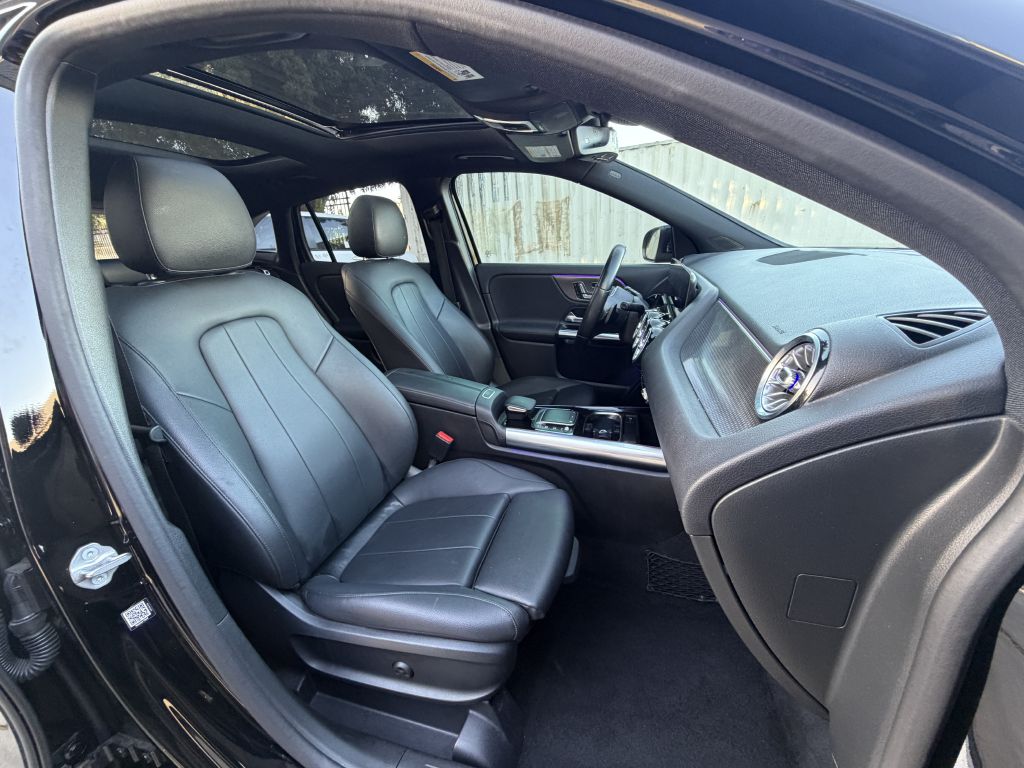 Photo 22 of this MERCEDES-BENZ GLA
