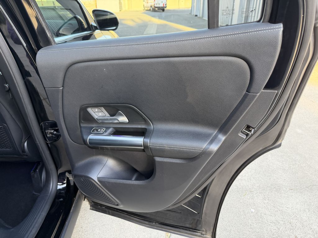 Photo 38 of this MERCEDES-BENZ GLA