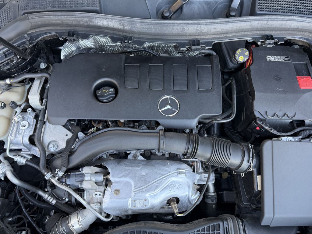 Photo 45 of this MERCEDES-BENZ GLA