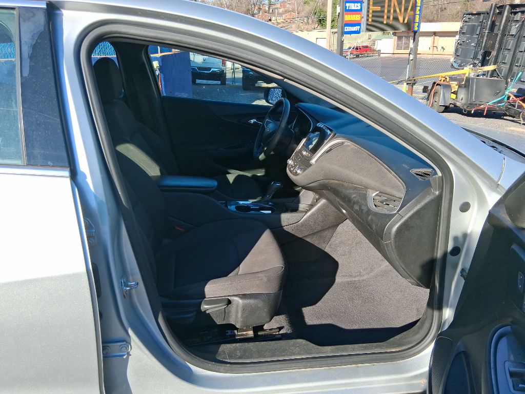 Photo 4 of this CHEVROLET MALIBU
