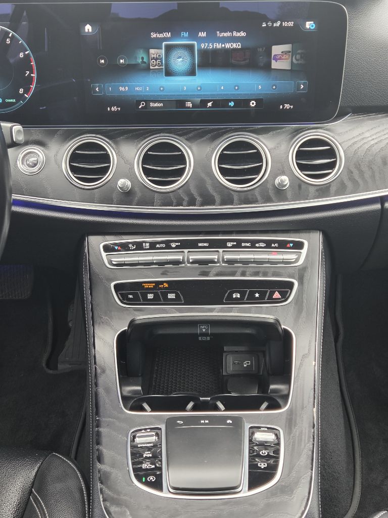 Photo 13 of this MERCEDES-BENZ E-CLASS