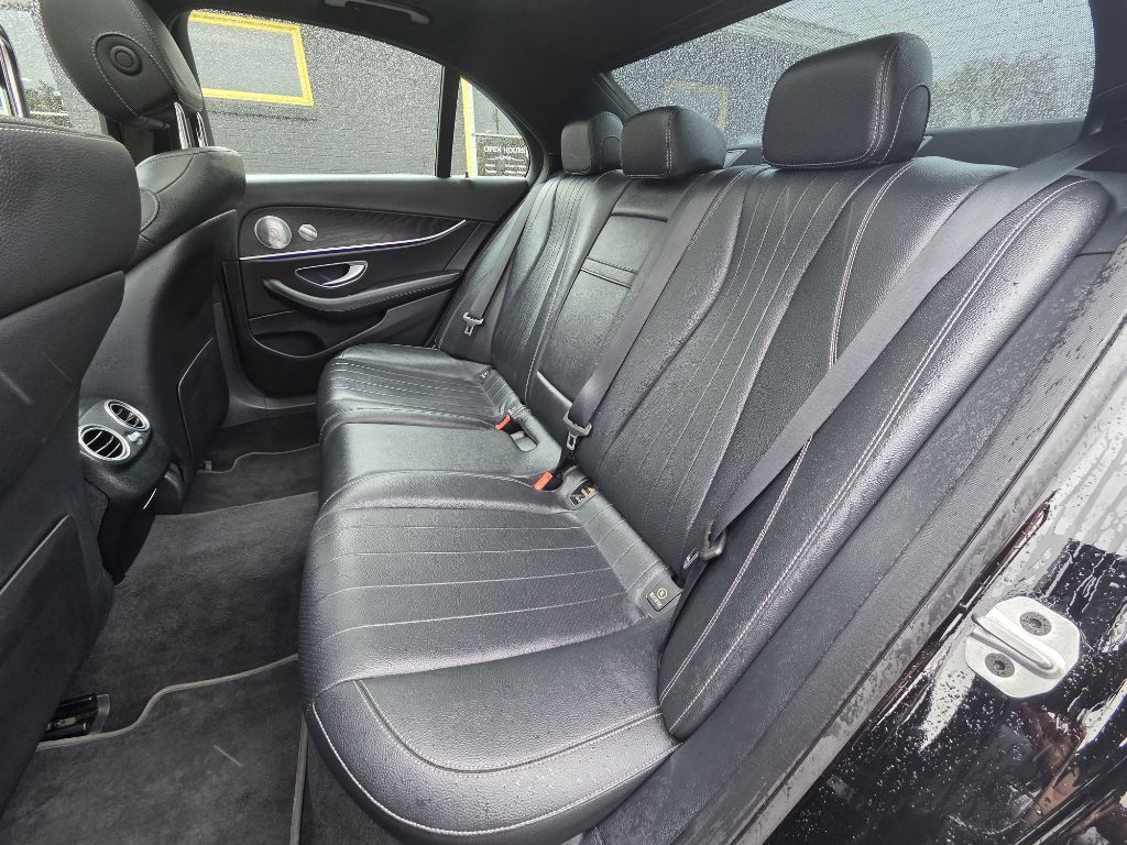 Photo 19 of this MERCEDES-BENZ E-CLASS