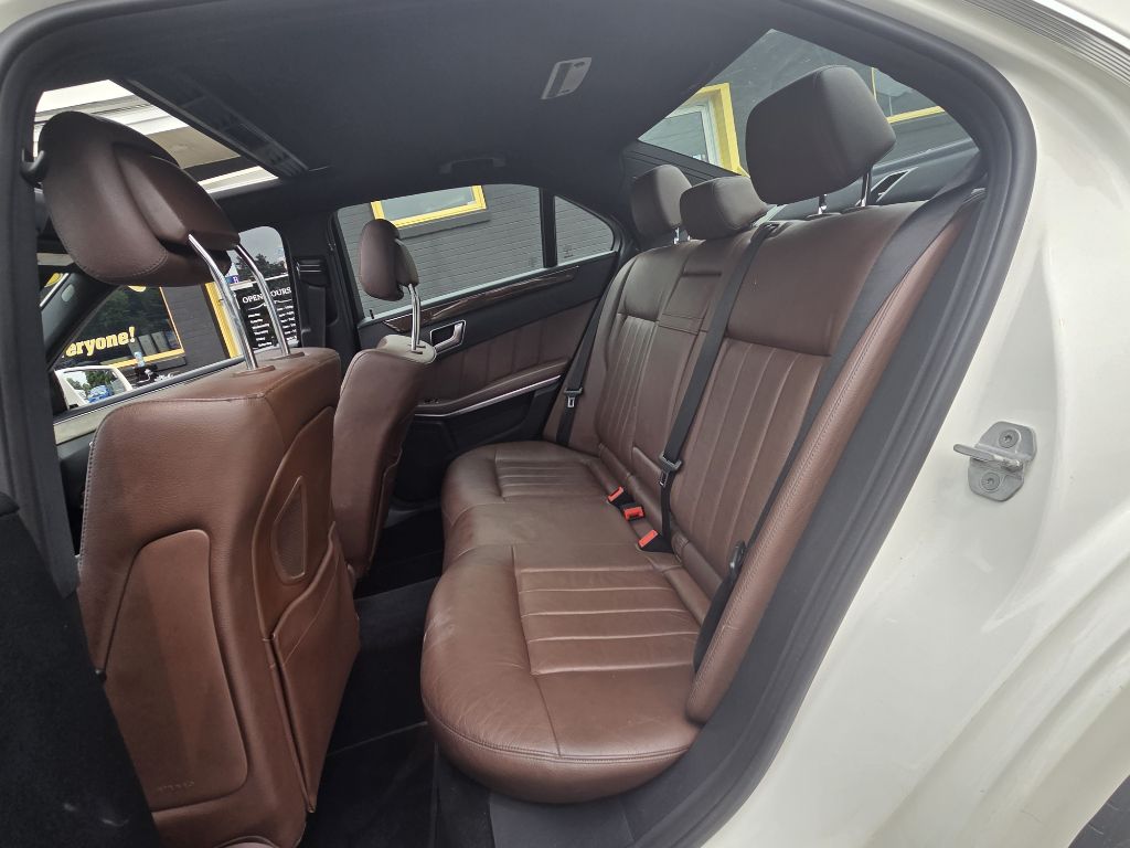 Photo 21 of this MERCEDES-BENZ E-CLASS