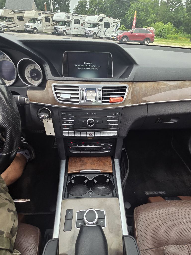 Photo 15 of this MERCEDES-BENZ E-CLASS