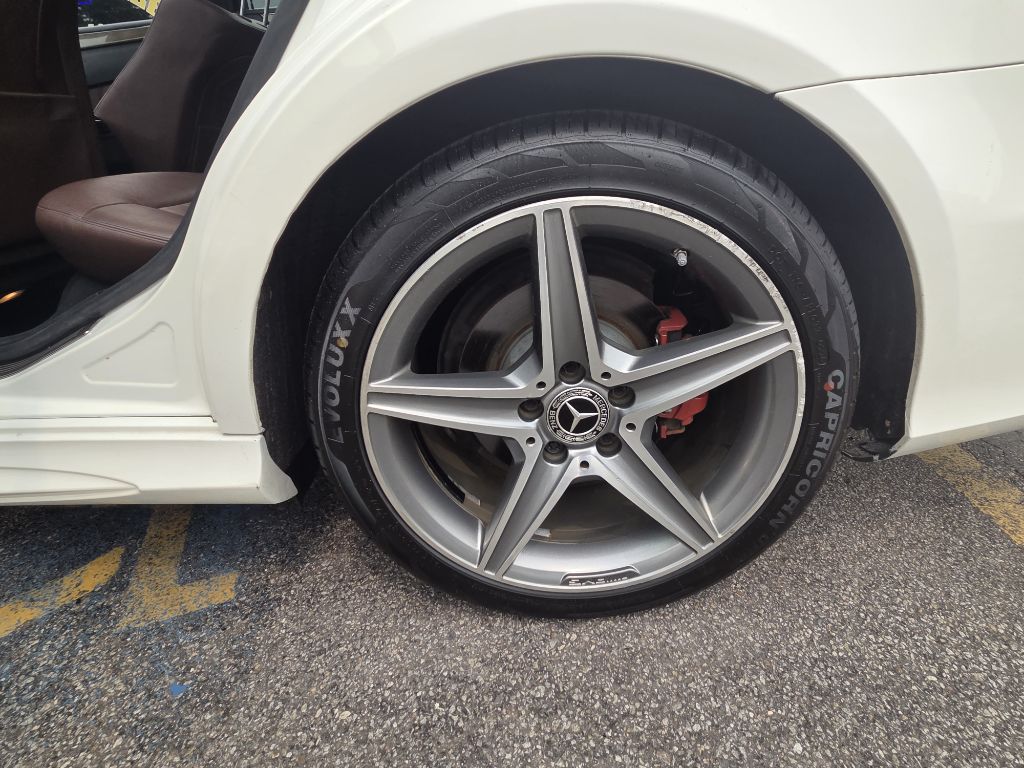 Photo 23 of this MERCEDES-BENZ E-CLASS