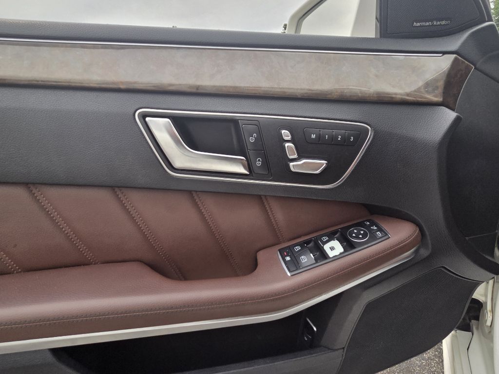 Photo 19 of this MERCEDES-BENZ E-CLASS