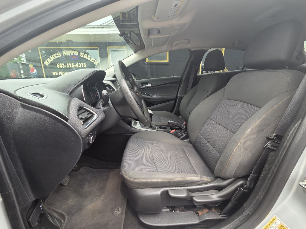 Photo 9 of this CHEVROLET CRUZE