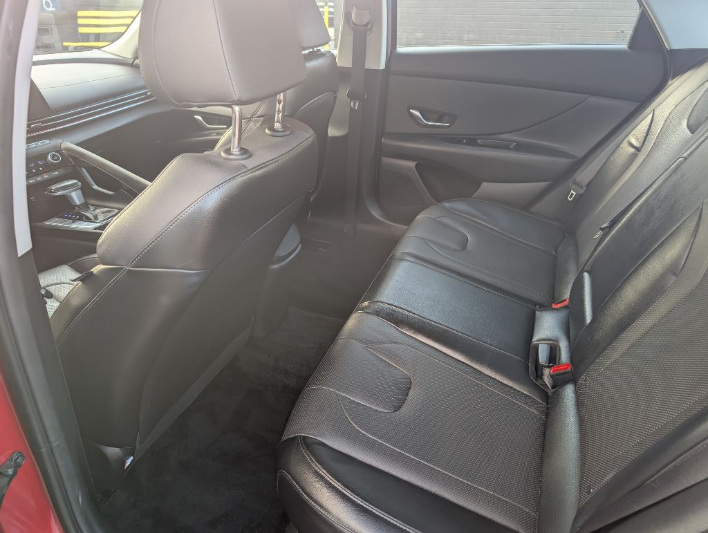 Photo 21 of this HYUNDAI ELANTRA