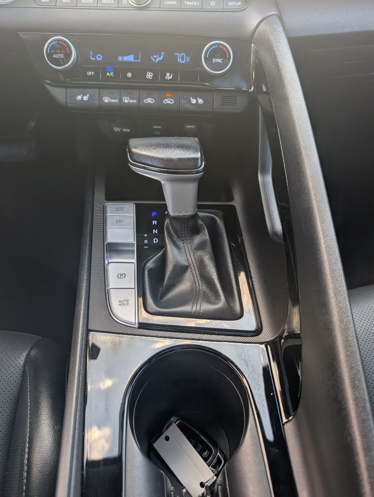Photo 17 of this HYUNDAI ELANTRA