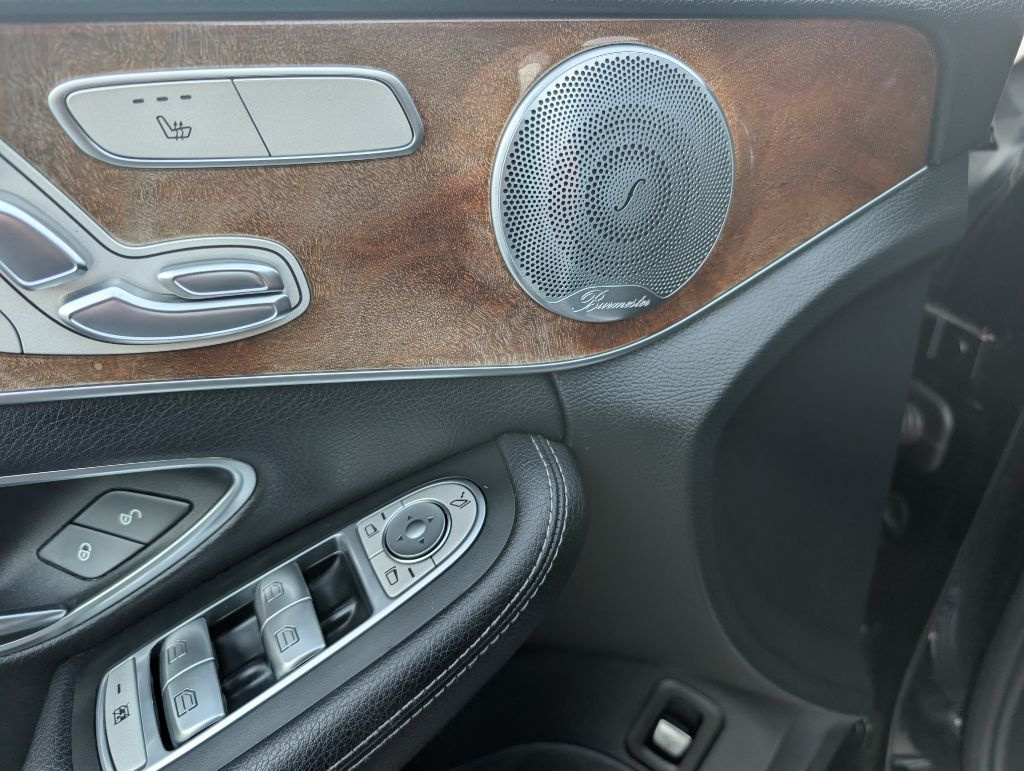 Photo 17 of this MERCEDES-BENZ C-CLASS