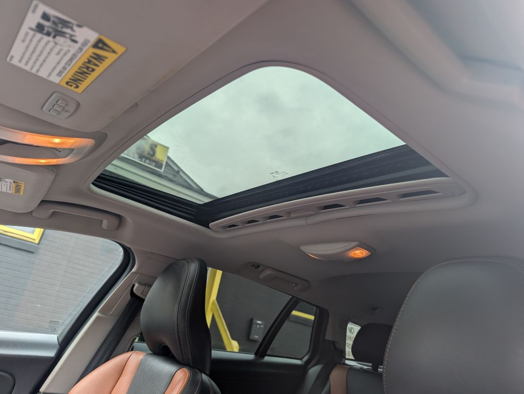 Photo 18 of this VOLVO V60 CROSS COUNT