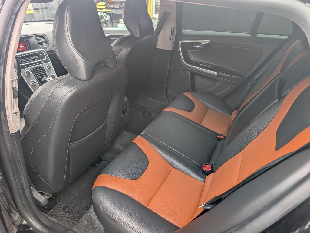 Photo 19 of this VOLVO V60 CROSS COUNT